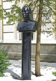 В Киеве снесли памятник педагогу Антону Макаренко