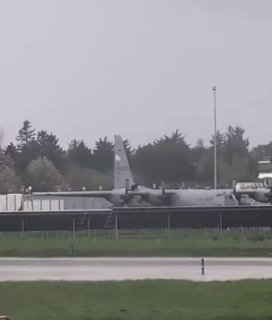 Мужчина с топором повредил американский военный самолёт в Ирландии