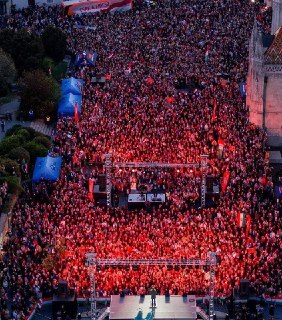 Сторонники Орбана вышли на митинг в Будапеште перед выборами