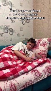 Смелые пользователи, держащие телефон над лицом