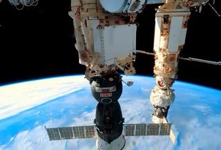 Космонавты поздравили с праздником, автор добавил националистический подтекст