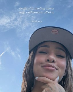 Манон из KATSEYE поблагодарила фанатов после пропуска выступления на Coachella