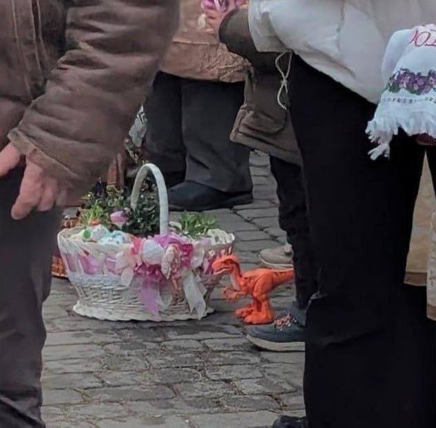 На Украине несут святить собак, пиво и динозавров