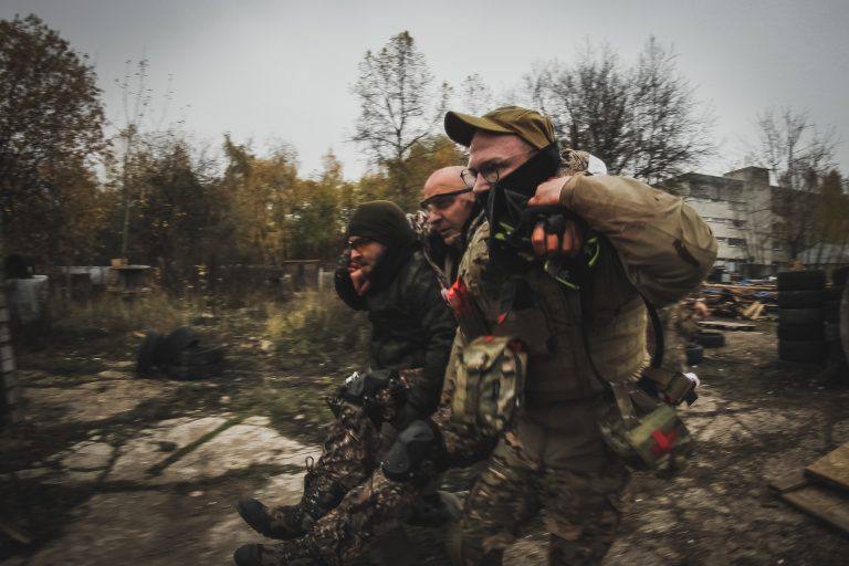 Как правильно эвакуировать раненого в бою: ошибки, которые убивают