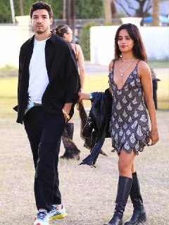 Камила Кабельо на Coachella с молодым человеком
