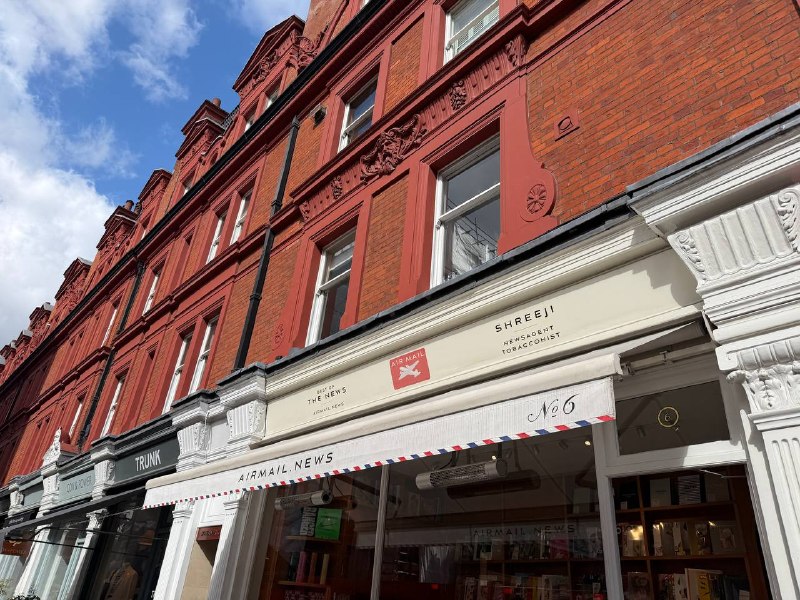 Посещение лондонского киоска и покупка мерча