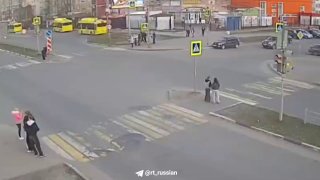 Две машины столкнулись в Ярославле, едва не задев девушек на переходе