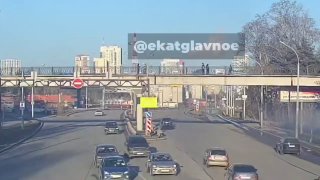 Школьники скинули самокат с моста на автобус в Екатеринбурге