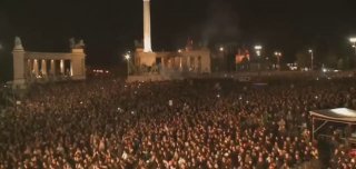 Венгры празднуют смену власти лозунгами 1956 года: «Русские домой!»