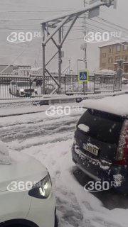 Россияне четвертые сутки стоят в пробке на границе с Грузией из-за непогоды