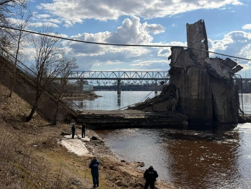 Два пролёта моста обрушились в Волхове: введён режим ЧС