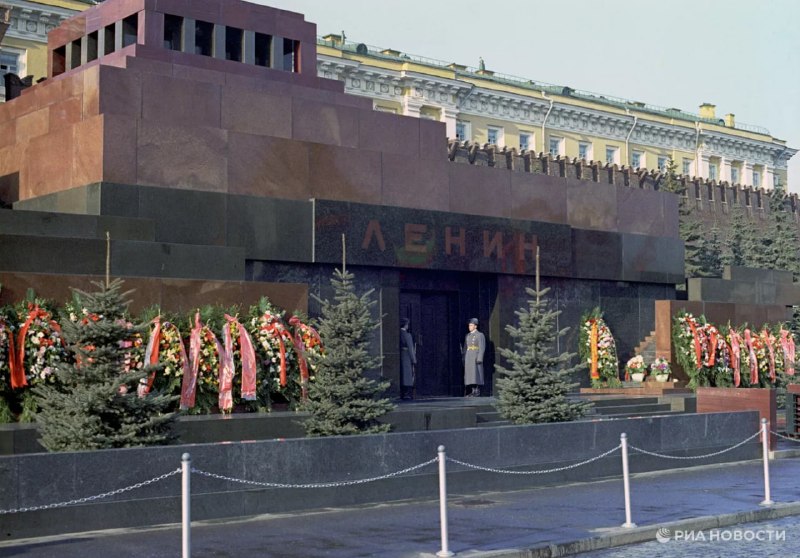 Студент арестован за бросок мокасином в саркофаг Ленина