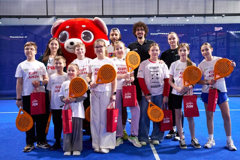 L'One и сборная России провели благотворительный турнир по паделу