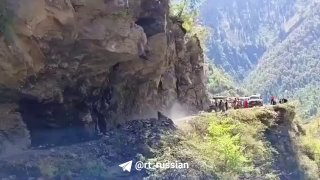 Скала рухнула на дорогу в Индии: видео, никто не пострадал