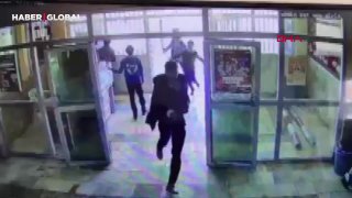 В школе на востоке Турции бывший ученик открыл стрельбу