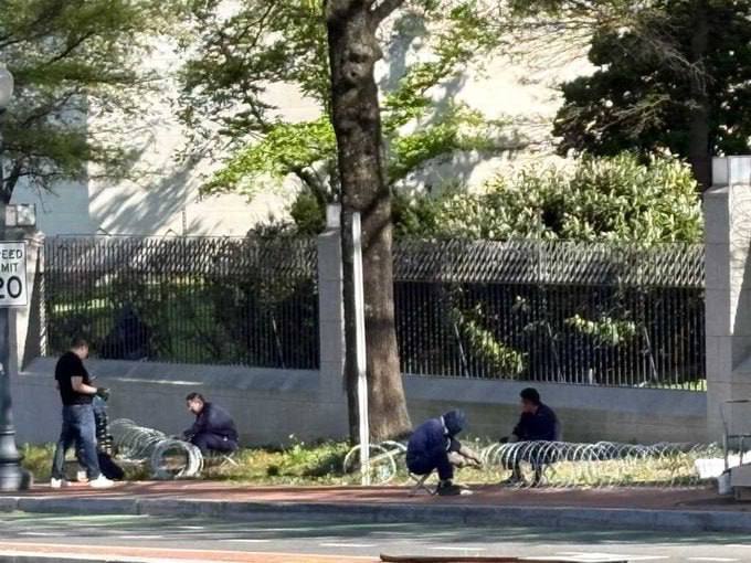 Посольство Китая в Вашингтоне оградили колючей проволокой