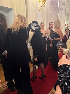 Ирина Винер прибыла на премию Bravo в Большом театре в шляпке с надписью Queen