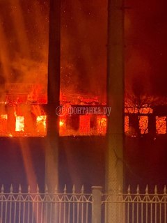 На проспекте Обуховской обороны в Петербурге горит заброшенное здание