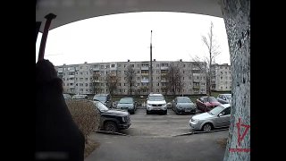 В Подмосковье задержали мужчину, который махал топором у подъезда, «разгоняя демонов»