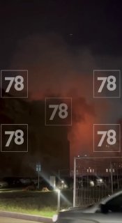 В Петербурге горит заброшенный дом в Невском районе