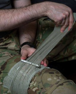 Скорость важнее стерильности: почему в тактической медицине повязки накладывают поверх одежды