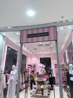 «Секрет Виктории» — закон о русификации не пощадил никого: в одном из столичных ТЦ нашли интересную вывеску