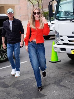 Джиджи Хадид в ярком кардигане на стритстайле в Нью-Йорке