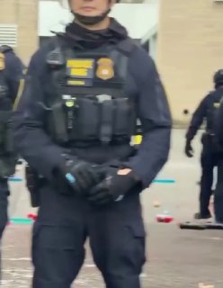 В США силовики убирают протестный декор, связанный с политикой Трампа