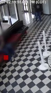 В Оклахоме директор школы скрутила вооруженного мужчину на пороге