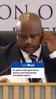 Салфетка прилипла ко лбу экс-главы МВД Южной Африки на суде по делу о коррупции