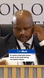 Салфетка прилипла ко лбу экс-главы МВД Южной Африки во время слушаний по делу о коррупции