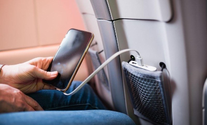 Росавиация предложила запретить пауэрбанки на борту самолетов