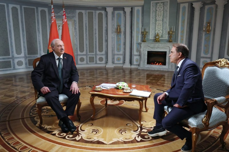 Александр Лукашенко назвал политику США диктаторской в интервью RT