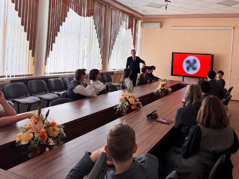 В Саратовском лицее детям показали свастику и рассказали про нацизм, ваххабитов и ЛГБТ
