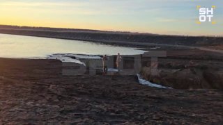 В Челябинской области прорвало дамбу на озере Кумляк, угрожая населённым пунктам