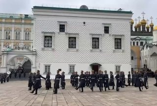 В Кремле открылся сезон проведения разводов пеших и конных караулов