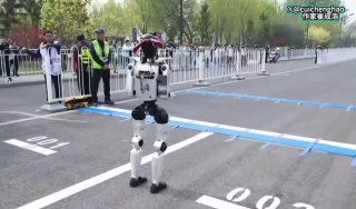 Робот разбился на подготовке к марафону в Пекине
