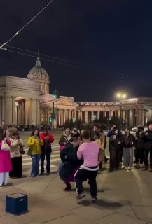 На Невском пожилая петербурженка зажгла с уличным артистом