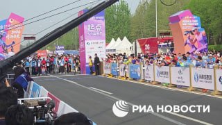 Второй полумарафон людей и роботов-гуманоидов стартовал в Пекине