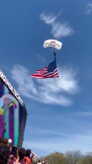 Парашютист влетел в экран стадиона в США