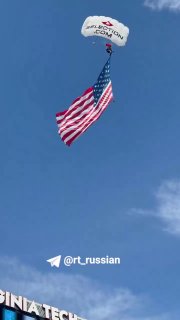 Парашютист с флагом США повис на табло перед матчем в Вирджинии