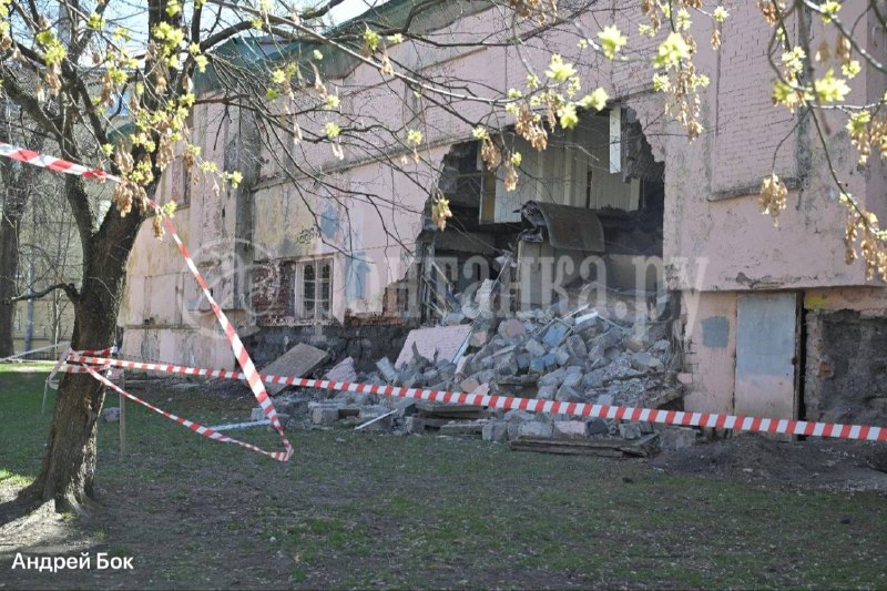 Частично обрушился детский сад в Петербурге