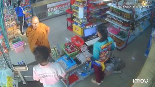 Монаха выгнали из монастыря в Таиланде за любовь к пиву