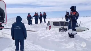 Спасатели МЧС помогают автомобилистам выбраться из снежных заносов в Забайкалье