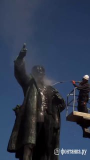 В Петербурге продолжают мыть памятники к 7 мая
