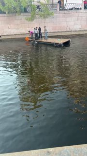 Школьники сплавлялись на плоту по Карповке в Петербурге
