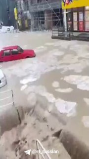 Наводнение на юго-востоке Турции: машины по крышу в воде