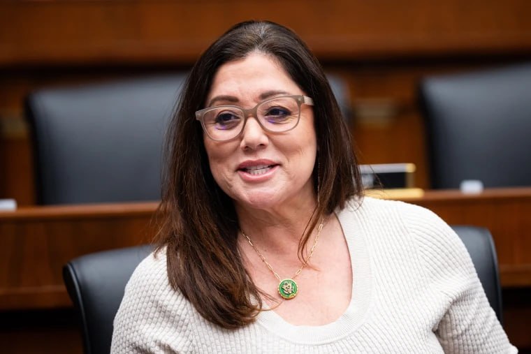 Экс-министра труда США обвинили в романе с охранником и коррупции