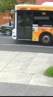 В Австралии водитель автобуса протащил зажатого в дверях 12-летнего мальчика на 350 метров