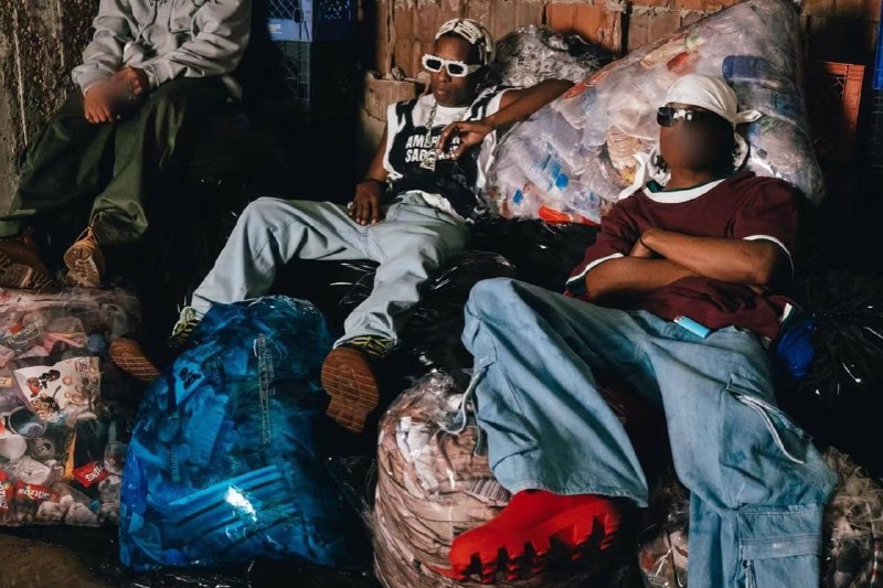 Бренд рэпера A$AP Rocky представил диван в виде мусорных мешков